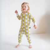 Kind, das das Kinder-Pyjama-Set Miffy „Hello Yellow“ aus Bambus trägt