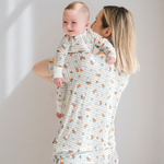 Vrouw die de Ladies nijntje Checkered Bloom-pyjamaset van bamboe draagt