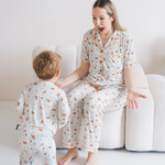 Vrouw die de Ladies nijntje Checkered Bloom-pyjamaset van bamboe draagt