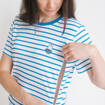 Femme portant le t-shirt d'allaitement à rayures Miffy doté de fermetures éclair d'allaitement dissimulées