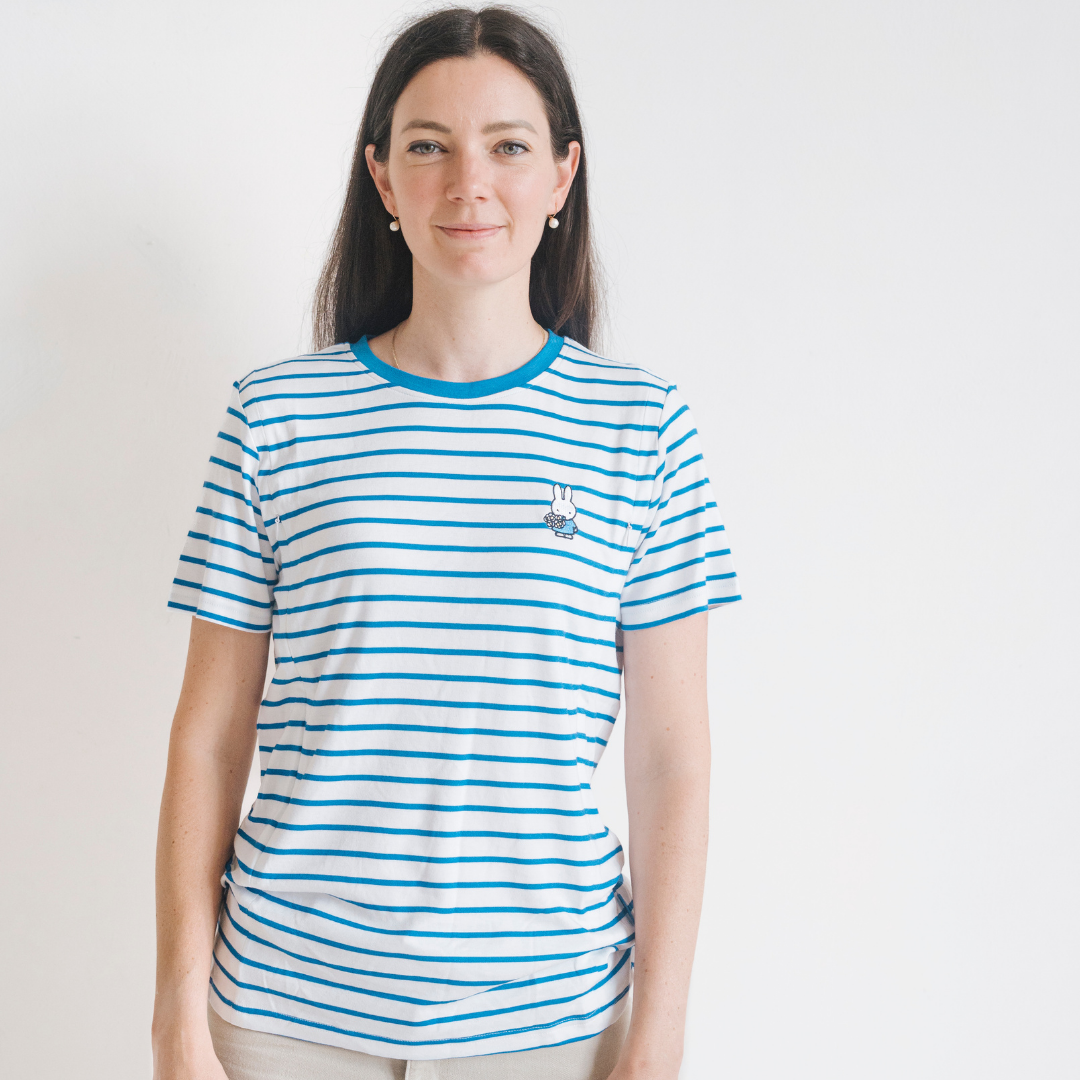 Femme portant le t-shirt d'allaitement à rayures Miffy doté de fermetures éclair d'allaitement dissimulées
