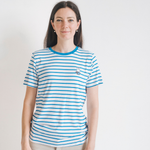 Femme portant le t-shirt d'allaitement à rayures Miffy doté de fermetures éclair d'allaitement dissimulées