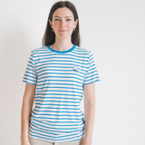 Femme portant le t-shirt d'allaitement à rayures Miffy doté de fermetures éclair d'allaitement dissimulées