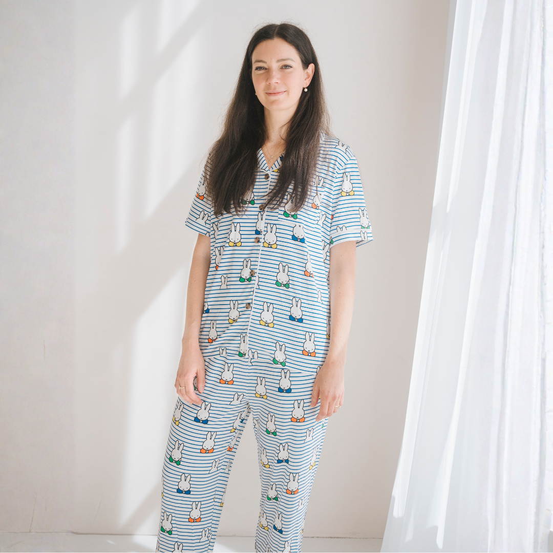 Mujer con el conjunto de pijama de bambú «Ladies Miffy Peek-a-Boo Blue»