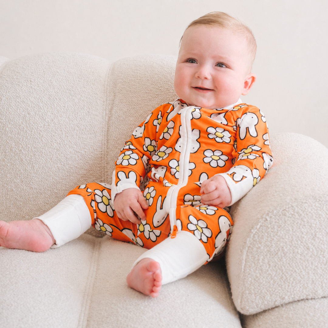 Bebé con el pelele de bambú de Daisy Days en los colores ZIPSTER x Miffy