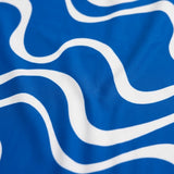 Swimster cavalca l'onda
