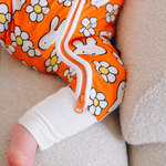 Bebé con el pelele de bambú de Daisy Days en los colores ZIPSTER x Miffy