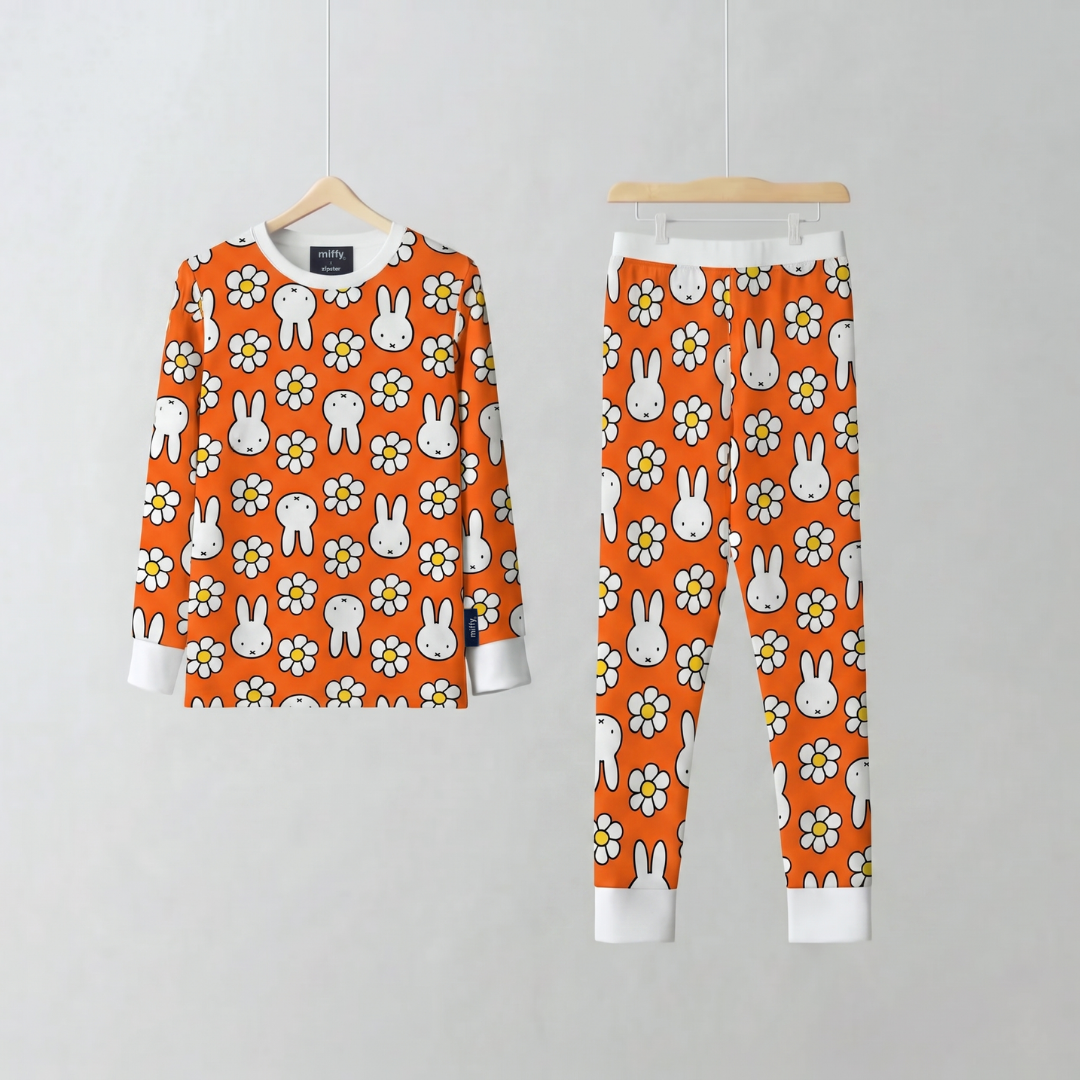 Niño con el conjunto de pijama de bambú «Daisy Days» de la colección infantil Miffy