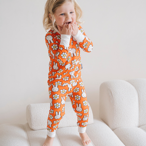 Niño con el conjunto de pijama de bambú «Daisy Days» de la colección infantil Miffy