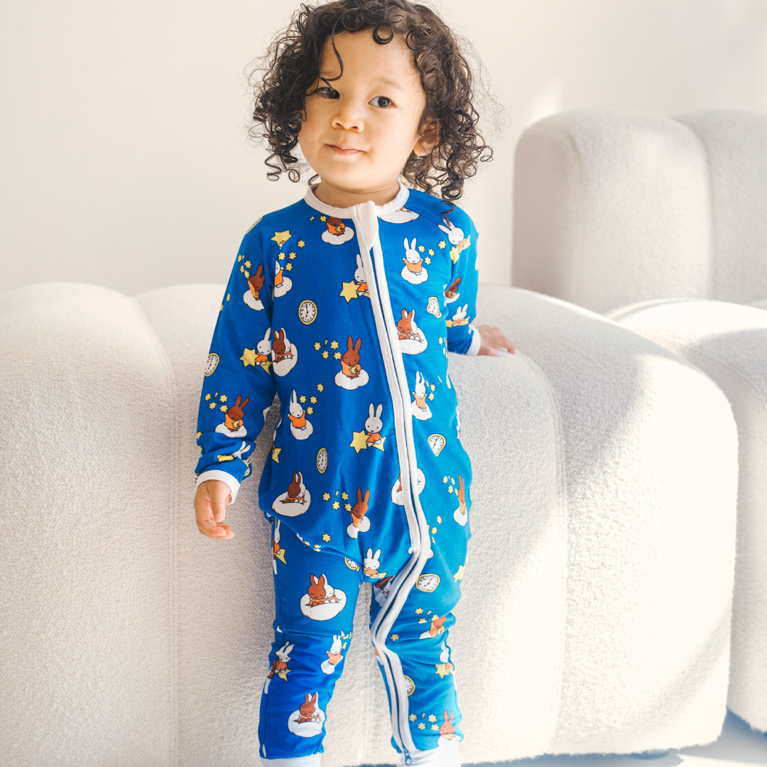 Bebé con el pijama de bambú ZIPSTER x Miffy Starry Sleep de bambú