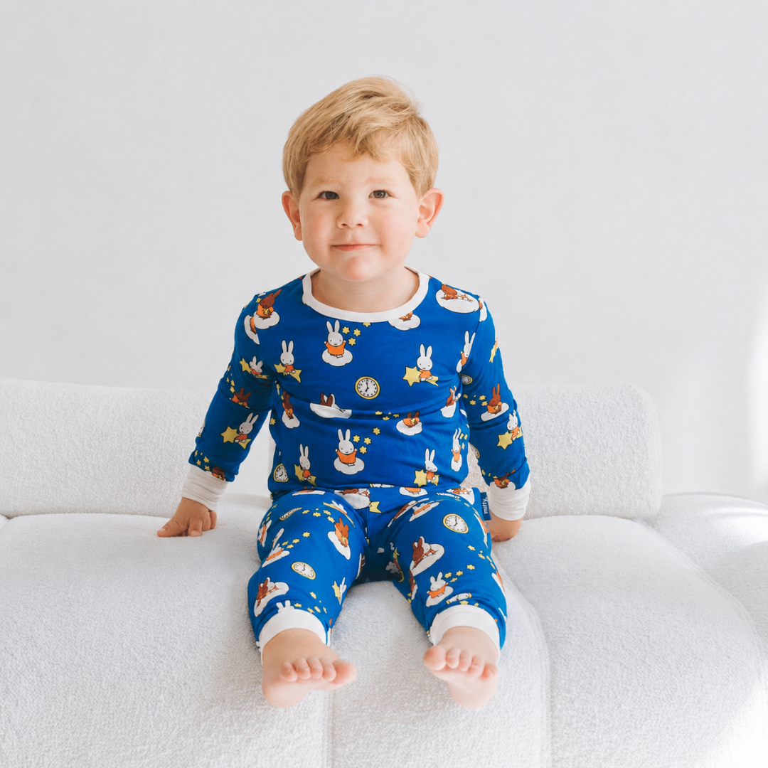 Niño con el conjunto de pijama de bambú «Starry Sleep» de la colección infantil Miffy