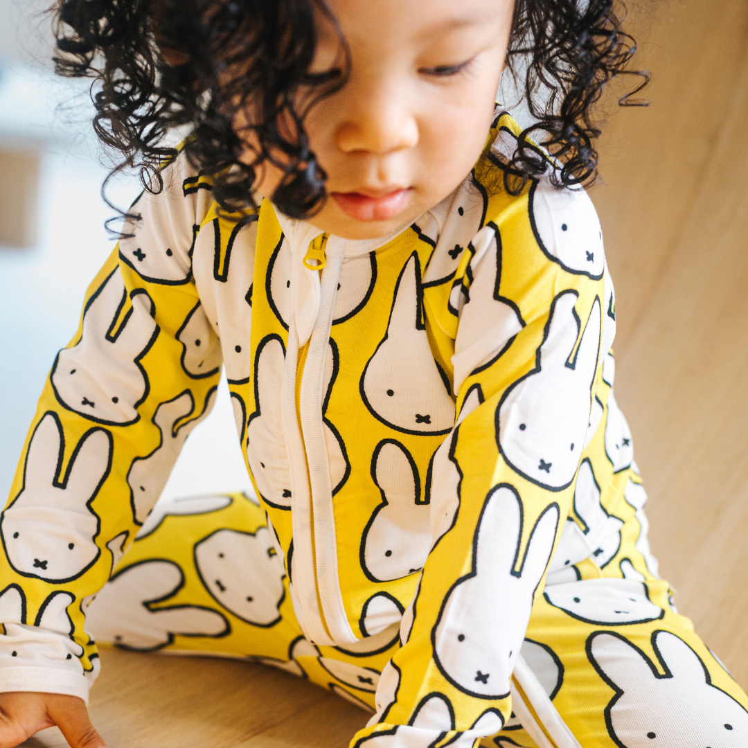 Bebé con el ZIPSTER x Miffy «Hello Yellow», un pelele de bambú