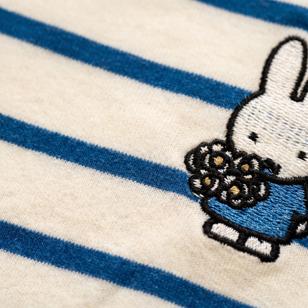 Détail de conception du t-shirt d'allaitement rayé Miffy doté de fermetures éclair d'allaitement dissimulées