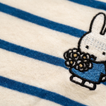 Détail de conception du t-shirt d'allaitement rayé Miffy doté de fermetures éclair d'allaitement dissimulées