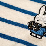 Détail de conception du t-shirt d'allaitement rayé Miffy doté de fermetures éclair d'allaitement dissimulées
