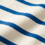 Gros plan sur le tissu en bambou tout doux du t-shirt d'allaitement rayé Miffy, doté de fermetures éclair d'allaitement dissimulées