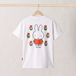 Achterkant van het nijntje witte borstvoedings-T-shirt, met een grote nijntje-print tussen tulpen