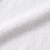 Close-up van de zachte bamboestof van het nijntje witte borstvoedings-T-shirt