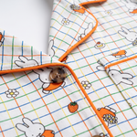 Ontwerpdetail van de nijntje Checkered Bloom bamboe-pyjamaset voor dames