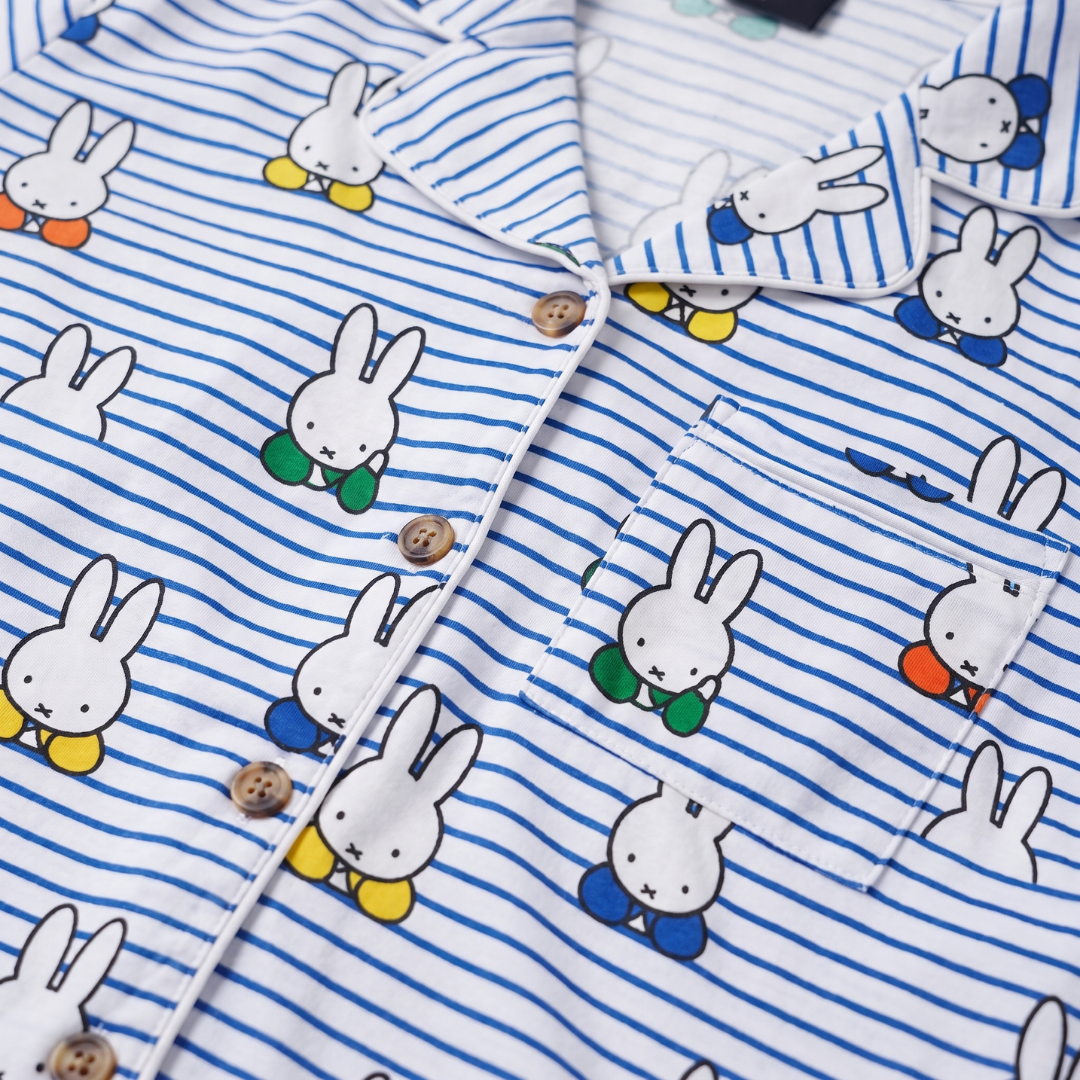 Dettaglio di design del completo pigiama da uomo Miffy Peek-a-Boo Blue in bambù