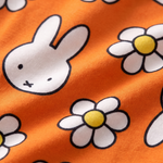 Primer plano del suave tejido de bambú del ZIPSTER x Miffy Daisy Days, un pelele de bambú