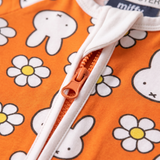 Detalle de cremallera bidireccional en el ZIPSTER x Miffy pelele de bambú «Daisy Days»